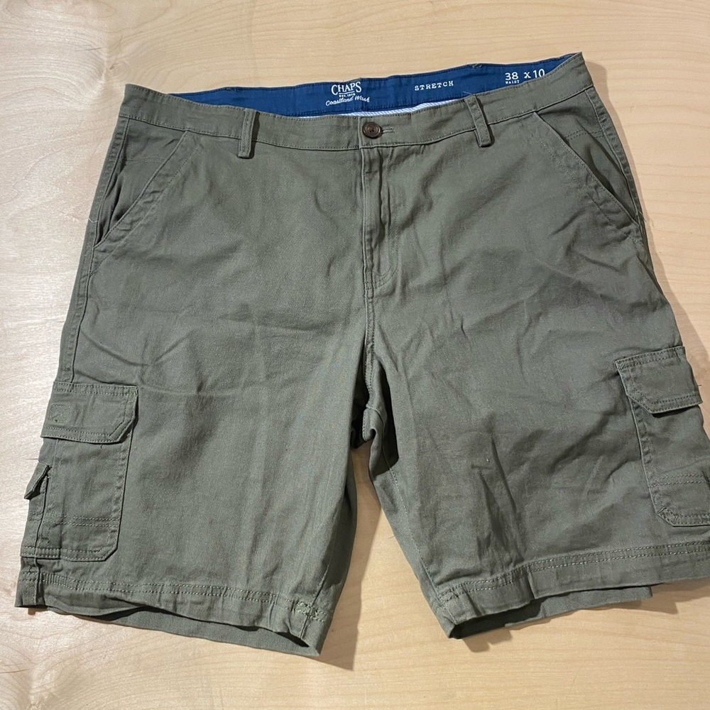 Chaps Green Cargo Shorts 38” x 10” (MK)
98% Cotton 2% Elastane